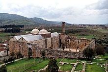 Linkes Bild: Isabey-Moschee in Selçuk, Provinz Izmir Rechtes Bild: Grundriss der Isabey-Moschee