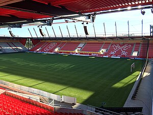 Das Stadion im August 2015 mit Blick auf die Westtribüne