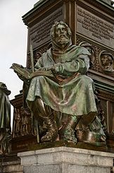 Petrus Waldes auf dem Lutherdenkmal (1868) in Worms
