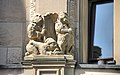Brückenstraße 17 – Skulpturen an der Fassade aus dem Märchen „Des Kaisers neue Kleider“