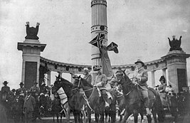 George Washington Custis Lee on horseback, with staff reviewing Confederate Reunion Parade on June 3, 1907, in front of the monument