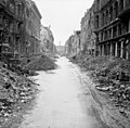 Foto einer Straße im Berliner Stadtzentrum vom 3. Juli 1945. Durch den Zweiten Weltkrieg wurden weite Teile des Landes zerstört.
