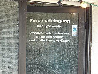 Charmante, aber dennoch unmissverständliche Warnung vor dem Betreten des Hintereingangs eines Gastronomiebetriebes in Scharbeutz.