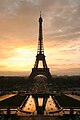 Der Eiffelturm mit Sonnenaufgang vom „Place du Trocadéro” gesehen
