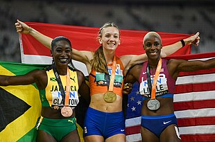 Das Podium über 400 Meter Hürden: Die strahlenden Rushell Clayton, Femke Bol und Shamier Little mit Medaillen und Landesfahnen