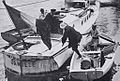 Camille du Gast besteigt ihr Motorboot Camille für das Rennen Algier–Toulon, 1905