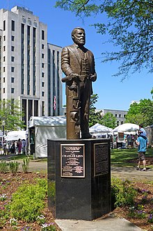 Photograph of the Statue of Charles Linn