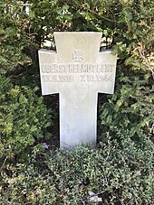 white headstone bearing the name Helmut Lent and dates 13 June 1918, 7 October 1944
