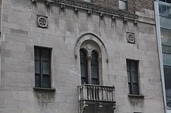 An arched window on the second floor of the Lexington Avenue facade. The arch is flanked by two rectangular windows.