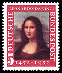 Farbige Briefmarke mit Mona Lisa, die von einem roten Rahmen erfasst wird. In diesem Rahmen steht „Deutsche Bundespost 5. Leonardo da Vinci. 1452-1952“