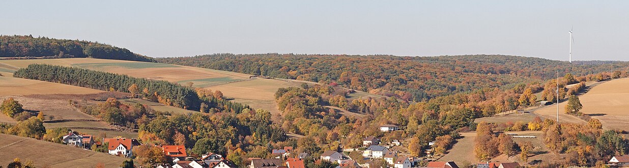 Hausen von Süden aus gesehen. Im Hintergrund rechts das Naturschutzgebiet Hausener Talhänge, ganz rechts mit dem Ottenhäuser Grund