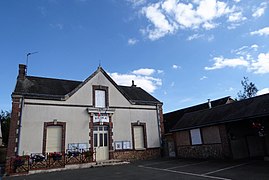 The town hall and school in Ollé