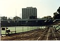 Das Stadion im Oktober 1985 mit Blick auf die alte Südtribüne. Damals noch mit Leichtathletikanlage.