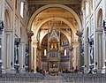 Blick auf den Papstaltar, darüber das Ziborium mit den Apostelhäuptern