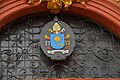 Wappen von Papst Franziskus über dem Eingang als Zeichen einer Basilica Minor