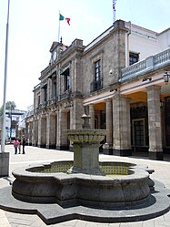 Die Plaza de la Constitución mit Gebäude der Bezirksverwaltung (Edificio Delegacional)