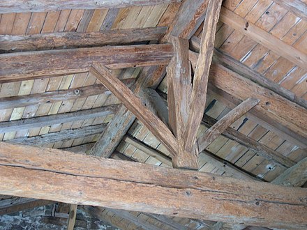 Detail eines traditionellen Dachbinders bei einem „Pfettendach mit einfachem Sprengwerk“ und Unterstützung der Firstpfette.