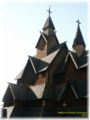 N, Stabkirche Heddal, überlappende Dächer im Gegenlicht