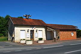 The town hall in Loupes