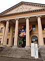 Die Architekturakademie der Universität der italienischen Schweiz im Palazzo Turconi in Mendrisio mit der Skulptur «L’Oiseau amourex» von Niki de Saint Phalle