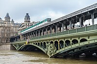 Hochbahnstrecke der Métro Paris über den Pont de Bir-Hakeim