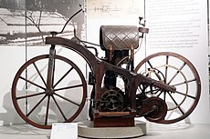 Daimler-Reitwagen-Nachbau von 1885, Gottlieb Daimler und Wilhelm Maybach konstruierten den Reitwagen, einen Vorläufer des Motorrads