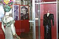 Kleidung und Fotos von Carmen Miranda sind im Museum ausgestellt.