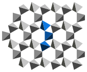 α-Quarzstruktur: Verknüpfung spiralförmiger Ketten, eine Kette blau hervorgehoben; Blick entlang der c-Achse (3-zählige Achse)