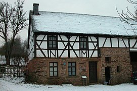Haus Molz mit vergitterten Fenstern im ersten Stock