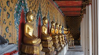 Buddha statues in the cloister (2017)