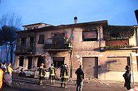 Feuerwehrleute an einem beschädigten Haus, Bahnunfall Viareggio, 30. Juni 2009