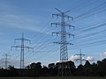Von Köln-Weiden aus weiter nach Brauweiler steht die neue Leitung schon, die 380-kV-Stromkreise sind allerdings noch nicht in Betrieb