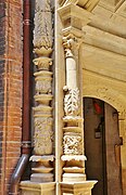 Bernuy: Candelabra columns.