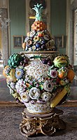 Vase des 19. Jahrhunderts mit modellierten Früchten und Blumen im Königlichen Palast von Caserta