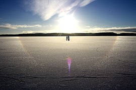 Halo durch abgelagerte Eiskristalle auf zugefrorenem See, Sigtuna (Schweden)