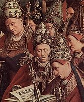 Ausschnitt eines Gemäldes mit einer Gruppe von Päpsten, deren Papstkronen das Bild dominieren. Die vorderen beiden Päpste halten zwei aufgeschlagene Bücher auf.