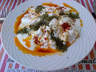 Turkish mantı with melted butter, garlic-yogurt sauce and Aleppo pepper