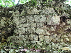 Bild 5: Reste der Frontmauer mit Kleinquaderverblendung