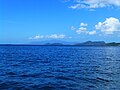 Links kaum sichtbar die Isla Patos – die weiter im Westen liegenden Berge von Venezuela – die Inseln Chacachacare und Monos – rechts im Bild Trinidad (Chaguaramas).