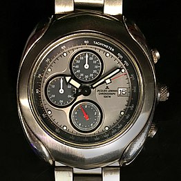 Chronograph with quartz movement and battery. The small red hand makes one revolvement per second, enabling a relatively high precision for time stopping operations.