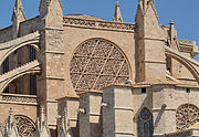Ostrose des Mittelschiffs und zwei weitere Rosenfenster der Kathedrale („La Seu“) von Palma de Mallorca, 1330–1430