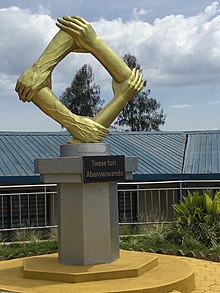 Das Denkmal zeigt auf einem Sockel ein Skulptur aus vier goldenen, sich rautenförmig gegen den Uhrzeigersinn greifenden Armen. Am oberen Rand des Sockels ist eine Plakette mit der Aufschrift Twese turi Abanyarwanda.