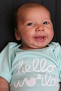 Baby in Wikimedia Foundation "hello world" Onesie, Juni 2016
