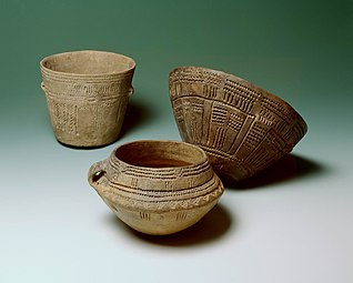 Steep-walled beaker, shoulder cup and bowl, grave D19
