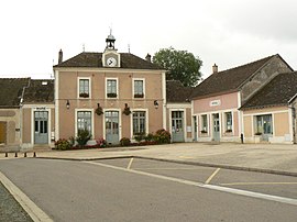 The town hall in Savins