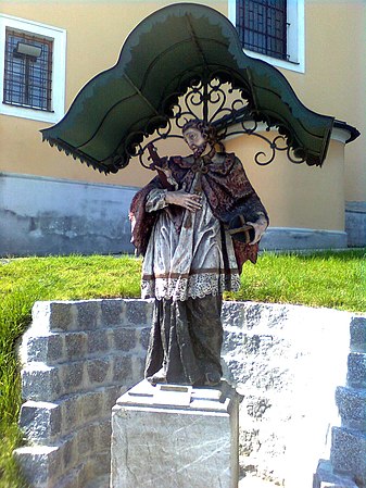 Figurenbildstock des heiligen Johannes Nepomuk vor der Pfarrkirche ⊙47.06181944444415.608830555556