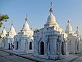 Einige der über 700 Stupas der Kuthodaw-Pagode in Mandalay