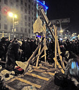 A modern improvised trebuchet erected by rioters in Hrushevskoho Street, Kiev in 2014, with the counterweight used to operate it visible