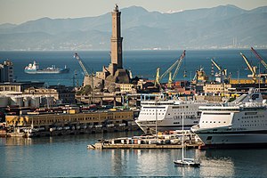 Der Torre della Lanterna im Hafen von Genua