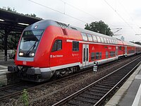 Doppelstock-Steuerwagen Bad Oldesloe im Bahnhof Berlin-Charlottenburg